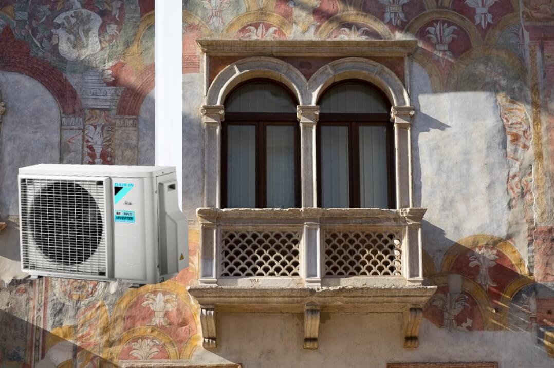 design unità esterna climatizzatore: esempio su edificio storico